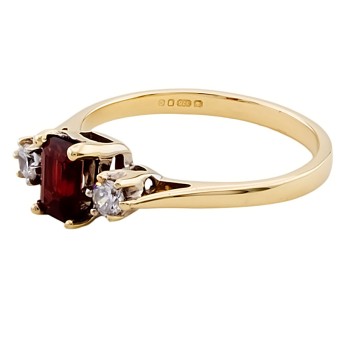 9ct gold Garnet / Cubic Zirconia 3 stone Ring size N